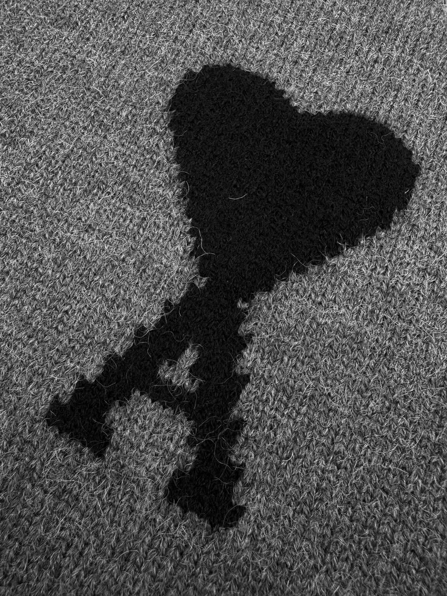 Ami Paris love jacquard woolen Polo shirt, custom-woven luxurious Merino wool, soft and delicate, comfortable and close to the skin, using high-grade gray as ink, calm and restrained, a contrasting love heart jumps on the chest, quietly exuding its own charming halo, the brand is highly recognizable. The design of the Polo collar is neat and capable, perfectly blending French laziness and modern fashion. It is the ultimate simplification of color, and conveys the love and persistence of life. Meet the ultimate simplicity, the well-deserved king of Versatile. Process 1: Jacquard tissue imported from Germany. Precisely control the arrangement and interweaving of yarns. Carefully interweave on the loom. Ami love jacquard artistic pattern inlay. The fabric is more vivid and three-dimensional. Process 2: Softening and deodorizing process of ready-made clothes. Use professional washing equipment and specific detergents to deep clean and deodorize clothes. Improve the feel and appearance of clothes. Accessories: Customized 1:1 Ami Horn buckle customized 1:1 Ami trademark version: loose version Size: S M L XL Style number: 25366